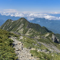伊那方面の景色と大仙丈ヶ岳の稜線が続く仙丈ヶ岳の登山道の写真