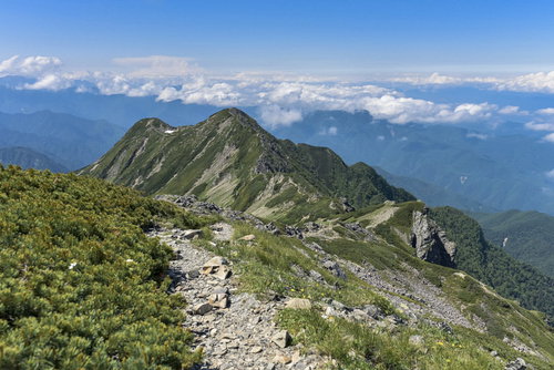 伊那方面の景色と大仙丈ヶ岳の稜線が続く仙丈ヶ岳の登山道