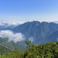 南アルプス仙丈ヶ岳から望む鋸岳方面の山々と雲海の写真