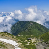 夏らしい雲が湧き上がる南アルプス仙丈ヶ岳の山小屋からの景色の写真