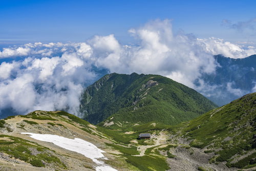 夏らしい雲が湧き上がる南アルプス仙丈ヶ岳の山小屋からの景色
