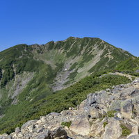 小仙丈ヶ岳から見る仙丈ヶ岳の巨大なカール状の斜面の写真