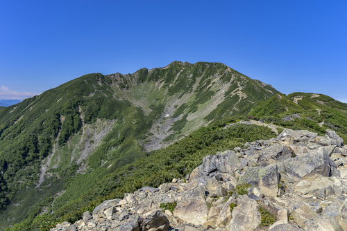 小仙丈ヶ岳から見る仙丈ヶ岳の巨大なカール状の斜面
