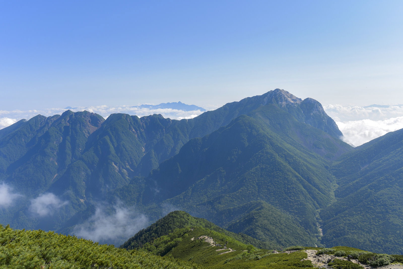 小仙丈ヶ岳から眺める甲斐駒ヶ岳方面の山岳風景