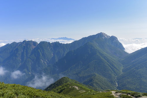小仙丈ヶ岳から見る甲斐駒ヶ岳方面の南アルプス稜線