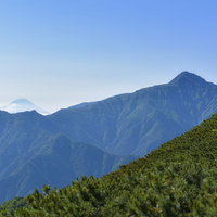 日本1位と2位の高峰を見る仙丈ヶ岳からの眺望の写真