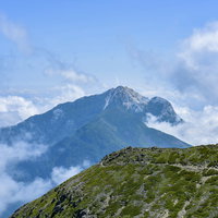 雲海に浮かぶ甲斐駒ヶ岳と仙丈ヶ岳の山々｜南アルプスの写真