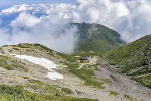 雲が迫りくる仙丈ヶ岳の山小屋｜南アルプスの高山風景