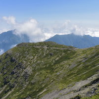 雲が迫りくる甲斐駒ヶ岳方面を望む仙丈ヶ岳からの眺望の写真
