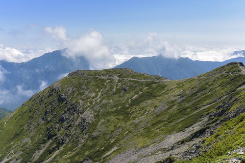 雲が迫りくる甲斐駒ヶ岳方面を望む仙丈ヶ岳からの眺望