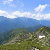 青空広がる日本百名山・仙丈ヶ岳の稜線景色の写真