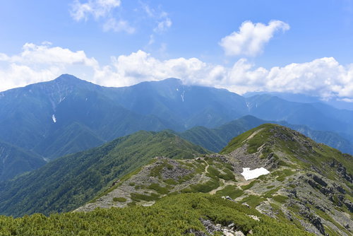 青空広がる日本百名山・仙丈ヶ岳の稜線景色