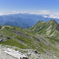 青空広がる南アルプスの山々と仙丈ヶ岳の稜線の写真