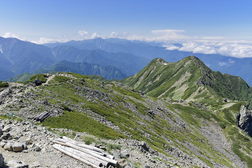 青空広がる南アルプスの山々と仙丈ヶ岳の稜線