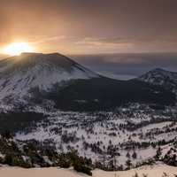 ご来光を迎える雪化粧した浅間山の朝焼け風景の写真
