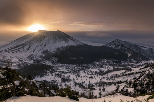ご来光を迎える雪化粧した浅間山の朝焼け風景