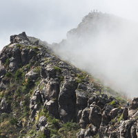 ガスの中を歩く蛇骨山の稜線と登山者（浅間山）の写真
