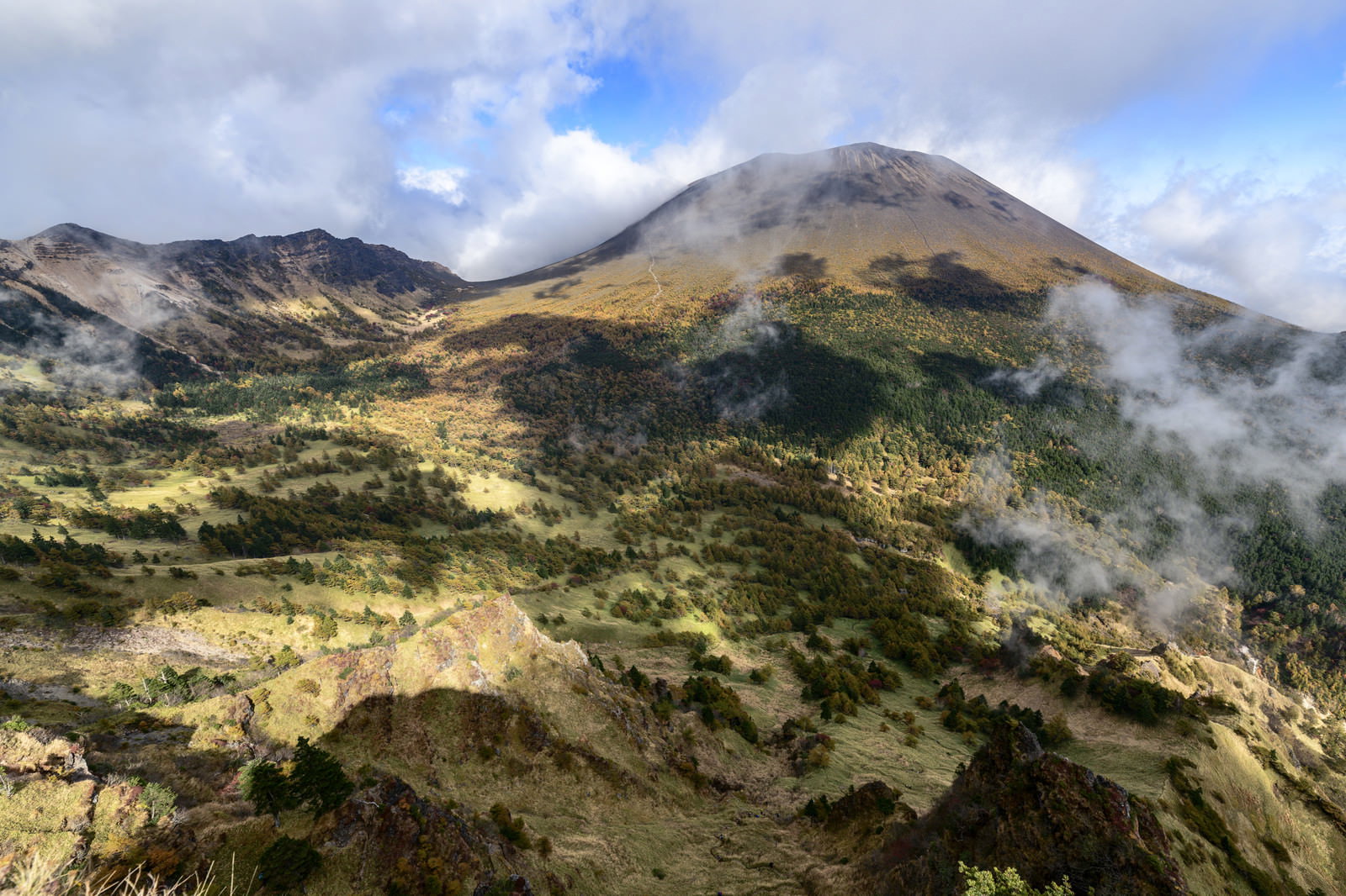 雲に包まれた浅間山の山頂と紅葉した山肌をトーミの頭方面から撮影
