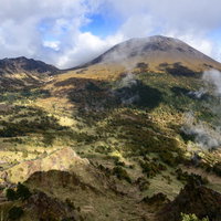 トーミの頭方面から見る紅葉に染まる浅間山（あさまやま）の写真