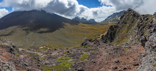 浅間山の賽の河原で見る岩場のパノラマ風景