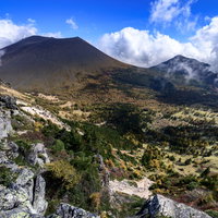 秋の日本百名山・浅間山の紅葉風景と岩場の登山風景の写真