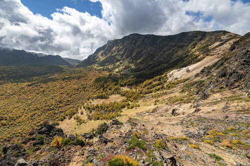紅葉の黒斑山稜線から望む浅間山と火山地帯の秋景色