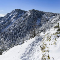 蛇骨山へと向かう稜線から見る雪化粧した黒斑山（浅間山）の写真