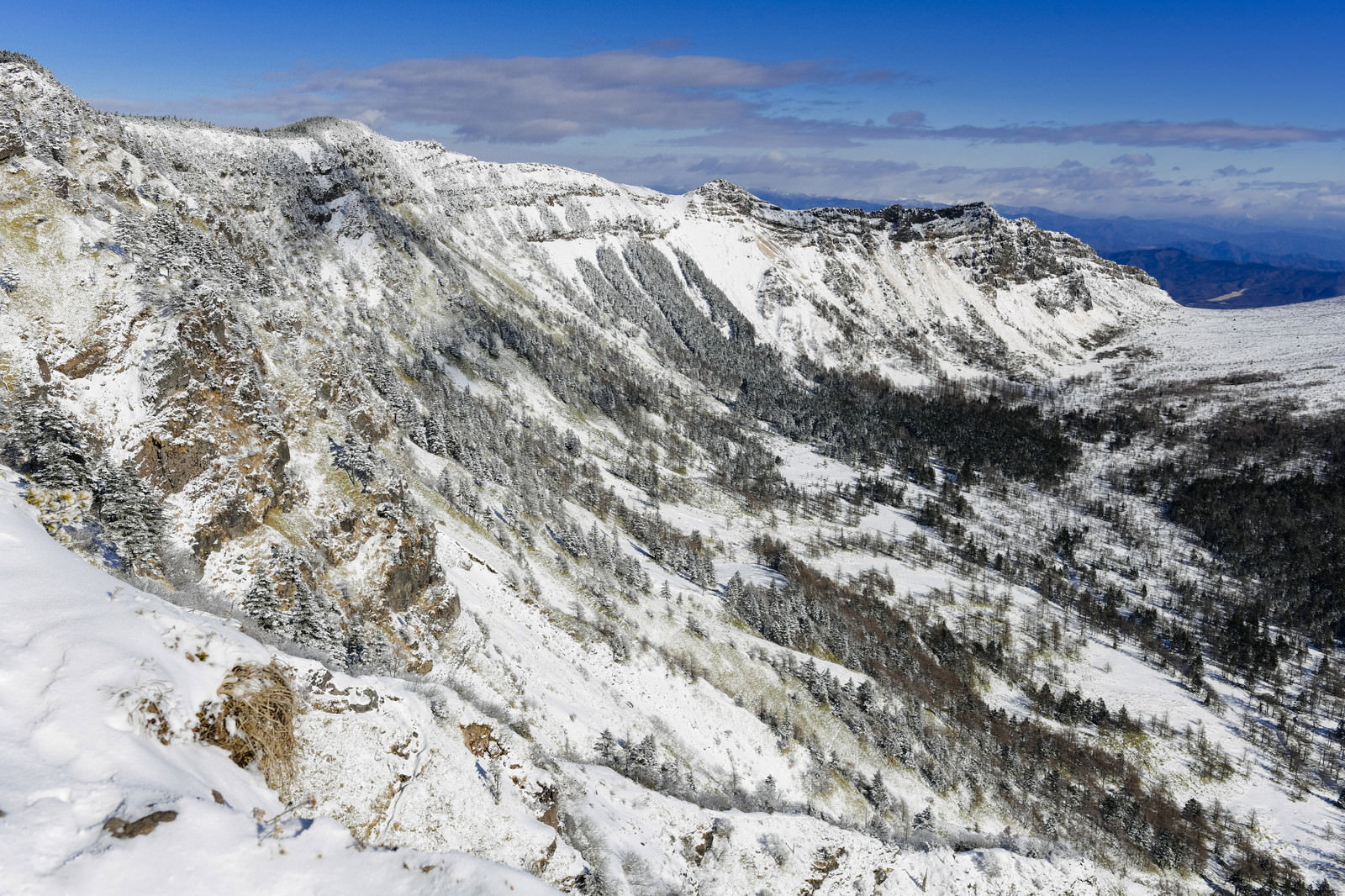 雪化粧した浅間山から蛇骨山方面へ続く稜線と青空