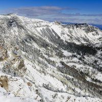 浅間山から蛇骨山方面へ続く雪の稜線の写真