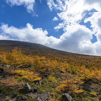 賽の河原から見る浅間山本体と活火山の景観の写真