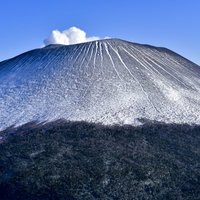 雪を纏った浅間山（あさまやま）の雪山風景の写真