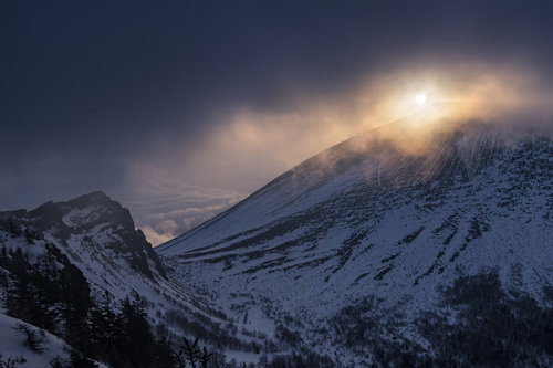 雲の隙間から顔を見せる太陽と雲海に浮かぶ雪の浅間山