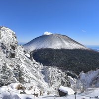 鞘ヶ峰から見る雪化粧の浅間山｜日本百名山の成層火山の写真