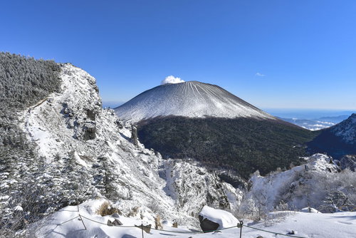 鞘ヶ峰から見る雪化粧の浅間山｜日本百名山の成層火山