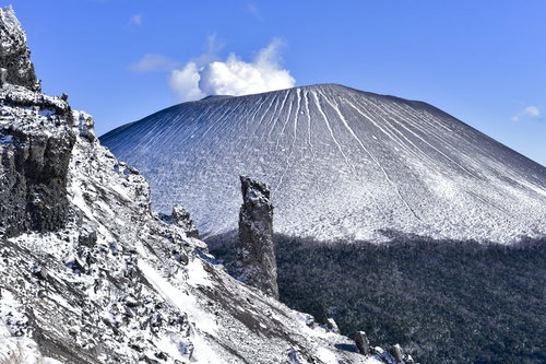 鞘ヶ峰の稜線から望む雪化粧した浅間山と岩場の登山道