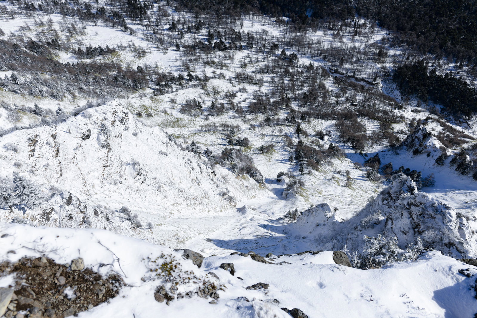 黒斑山から眺める雪化粧した浅間山賽の河原方面の冬景色