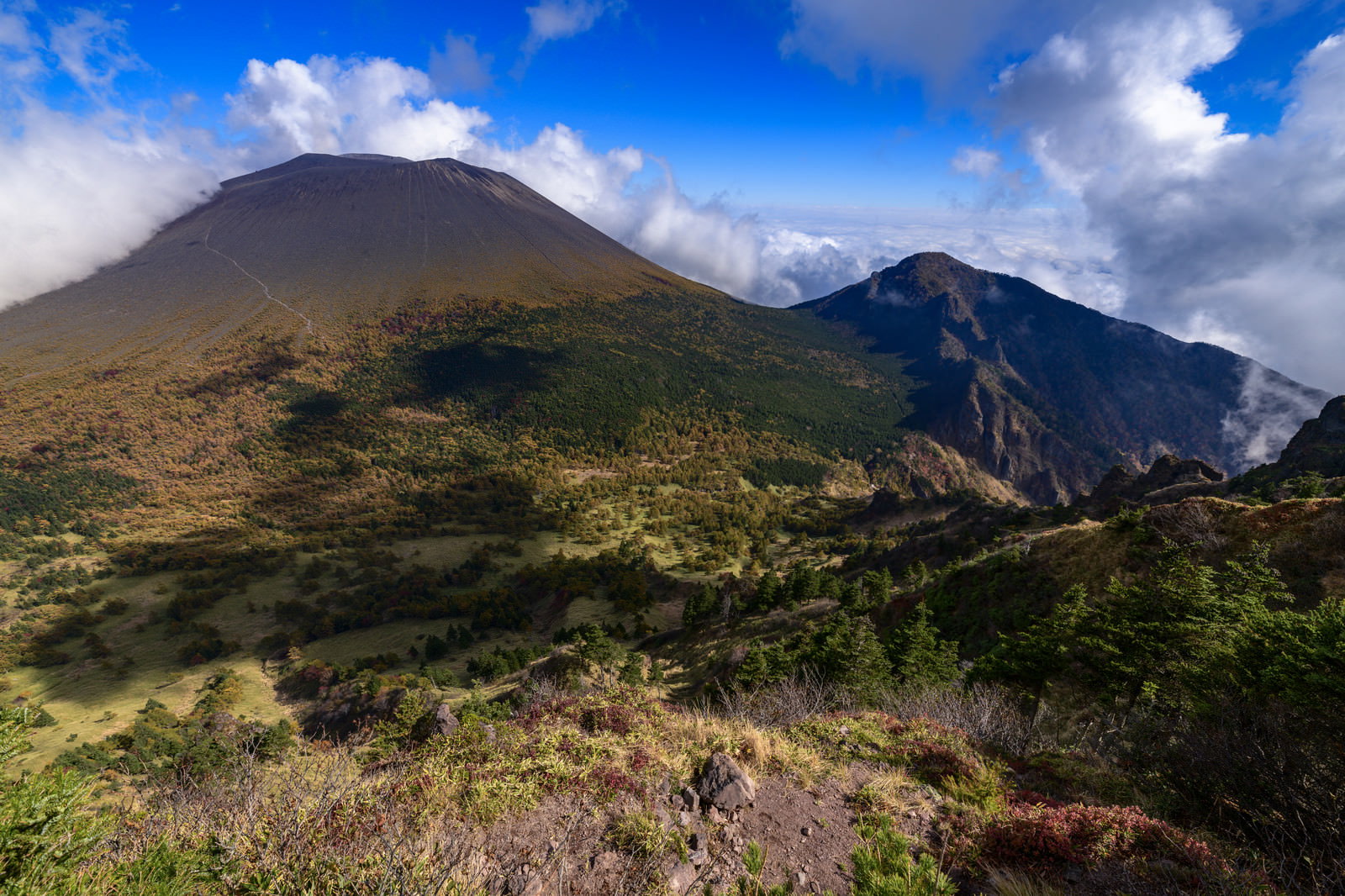 黒斑山から見た紅葉に囲まれた浅間山