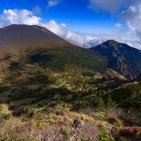 黒斑山から見る紅葉の浅間山の写真