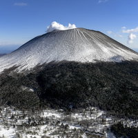 黒斑山稜線から見る雪化粧した浅間山と周囲の山々の写真