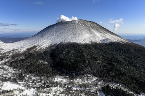 黒斑山稜線から見る雪化粧した浅間山と周囲の山々