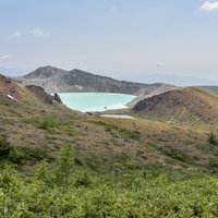 乳白色の湯釜が目立つ日本百名山・草津白根山の写真
