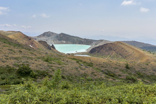 乳白色の湯釜が目立つ日本百名山・草津白根山