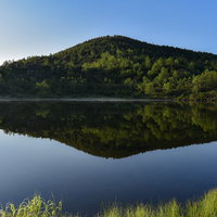 弓池に映る逢ノ嶺、日本百名山・草津白根山の水鏡の写真