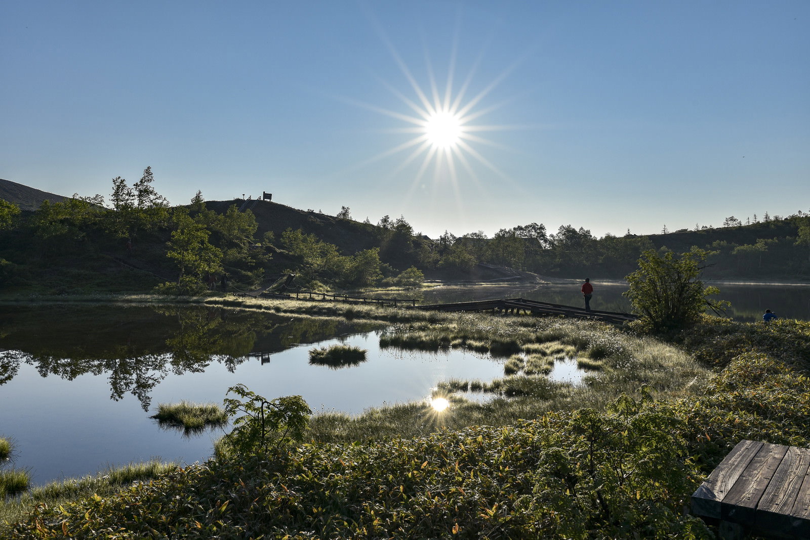 草津白根山の弓池と朝日の光芒