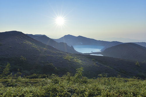 朝焼けに光る草津白根山湯釜