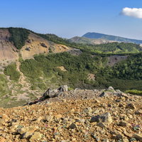 本白根山の山頂から望む草津白根山方面の山岳風景の写真