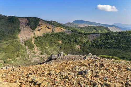 本白根山の山頂から望む草津白根山方面の山岳風景