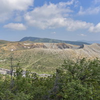 本白根山から見た草津白根山の湯釜方面と火口湖の眺望の写真