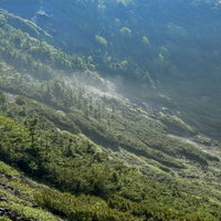 草津白根山の本白根山、火口にたまる霧とガスの写真