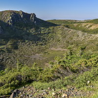 本白根山火口の景色と山々が広がる草津白根山の写真